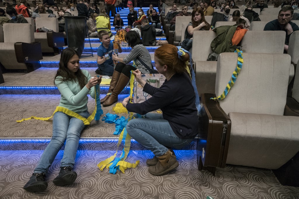 Voluntários tchecos brincam com filhos de refugiados ucranianos no centro de assistência regional do Centro de Congressos de Praga em 7 de março de 2022, em Praga, República Tcheca