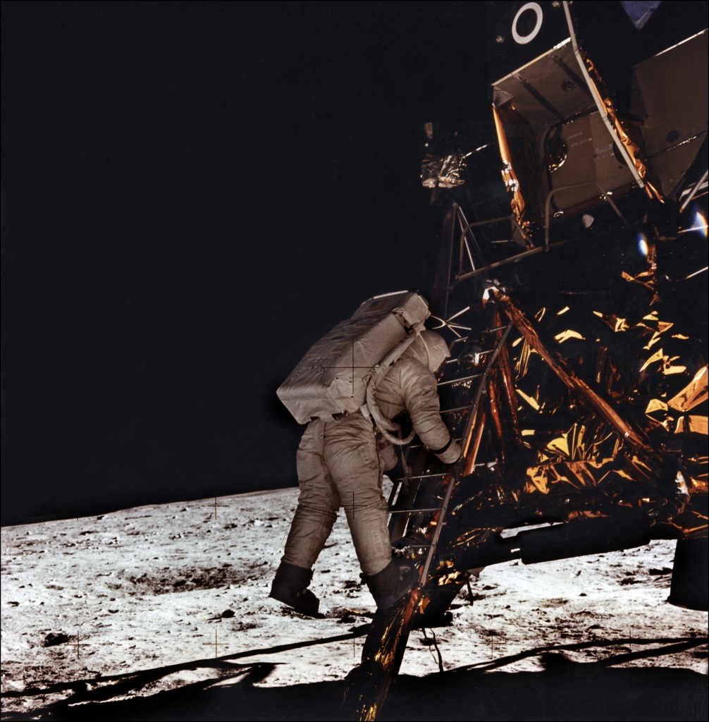 Esta foto de arquivo tirada em 21 de julho de 1969 mostra o astronauta Edwin E. Aldrin descendo os degraus do Módulo Lunar Apollo XI (LM) para caminhar na lua