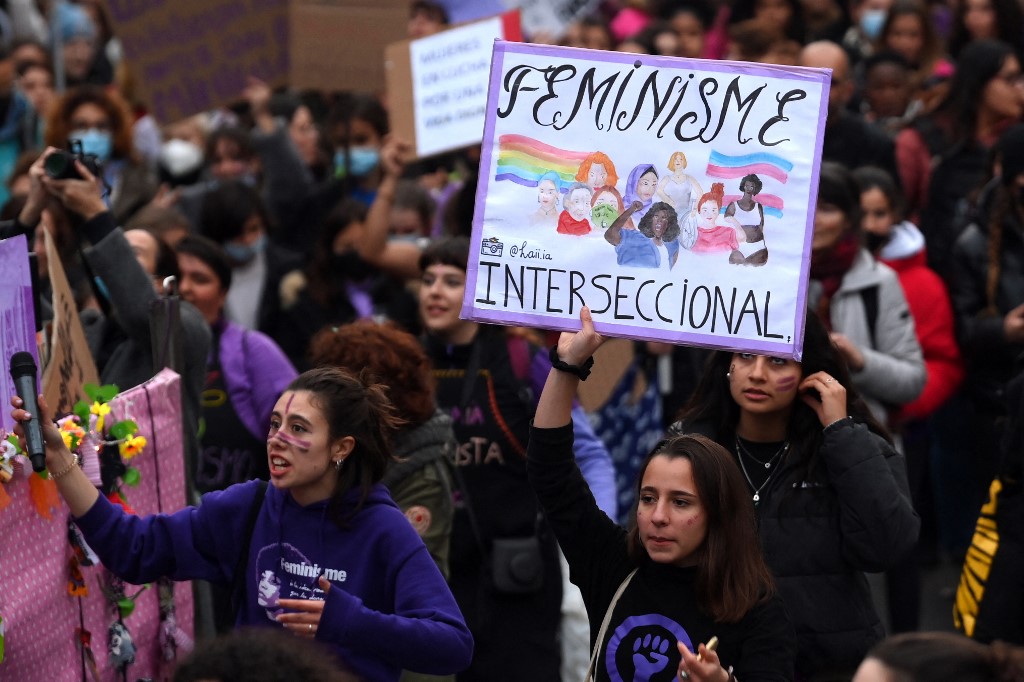  Manifestantes seguram cartazes e gritam slogans enquanto participam de uma manifestação que marca o Dia Internacional da Mulher em Barcelona em 8 de março de 2022 