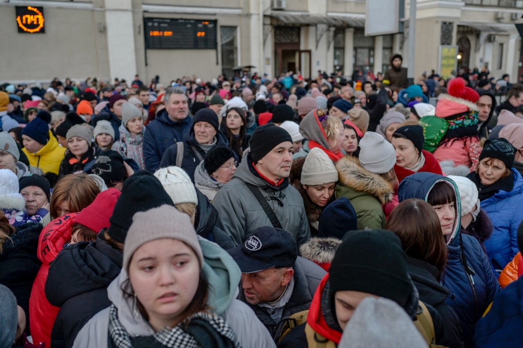  Pessoas se reúnem em uma plataforma para evacuar a cidade em 9 de março de 2022 na estação ferroviária central da principal cidade portuária de Odessa