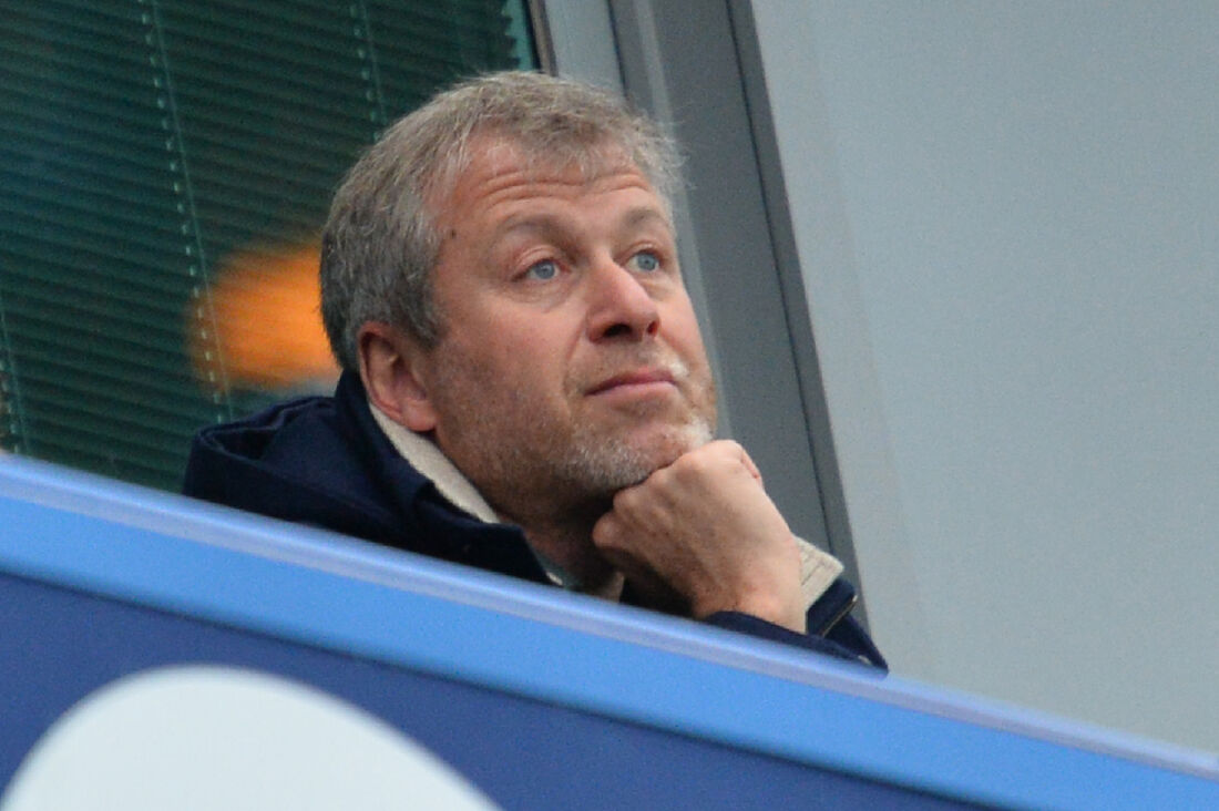 Milionário Russo Roman Abramovich, proprietário do Chelsea, tem sido alvo de sanções por sua suposta proximidade com Vladimir Putin