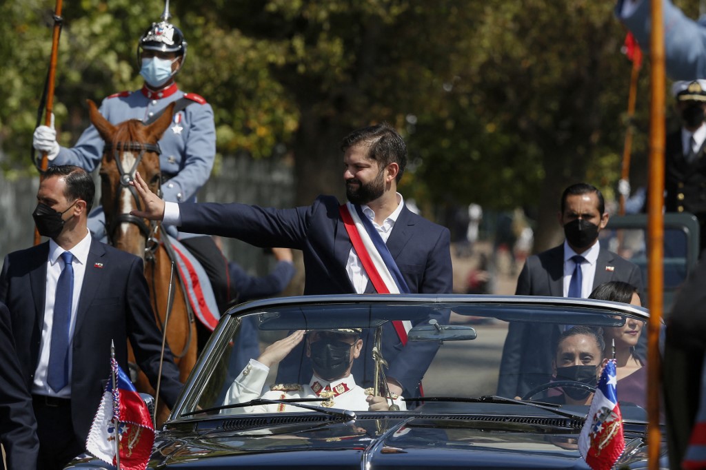 O novo presidente do Chile, Gabriel Boric, cumprimenta seus apoiadores ao deixar o Congresso após sua cerimônia de posse em Valparaíso, Chile, em 11 de março de 2022