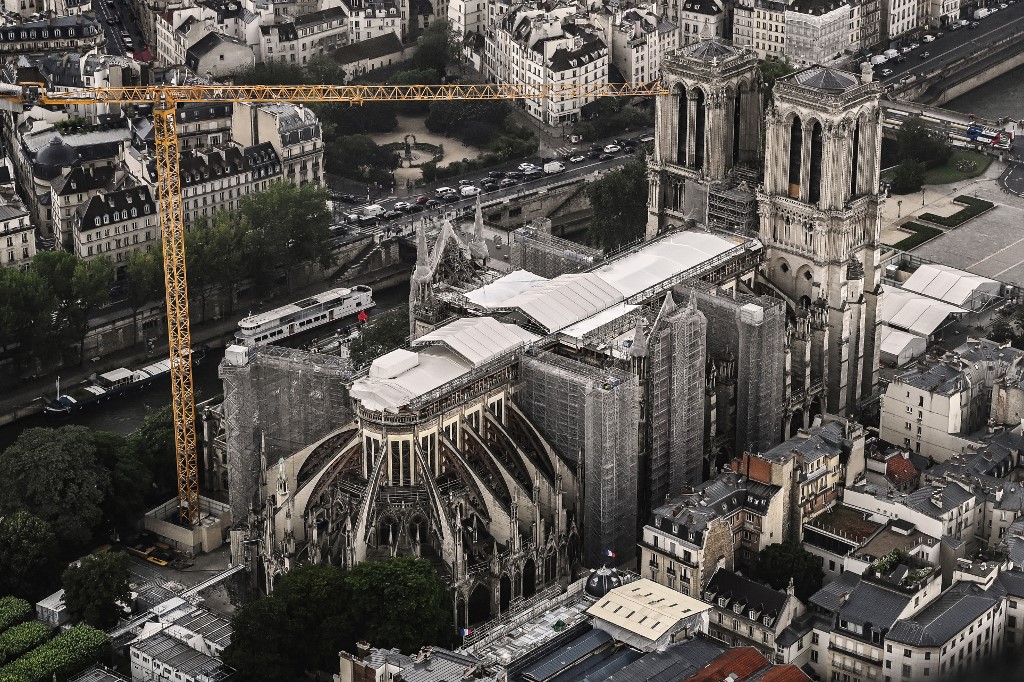 Vista da Catedral de Notre-Dame de Paris na ilha "Ile de la Cite" no rio Sena em Paris