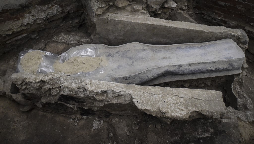 Arqueólogos descobrem sarcófago de chumbo na Catedral de Notre-Dame, Paris