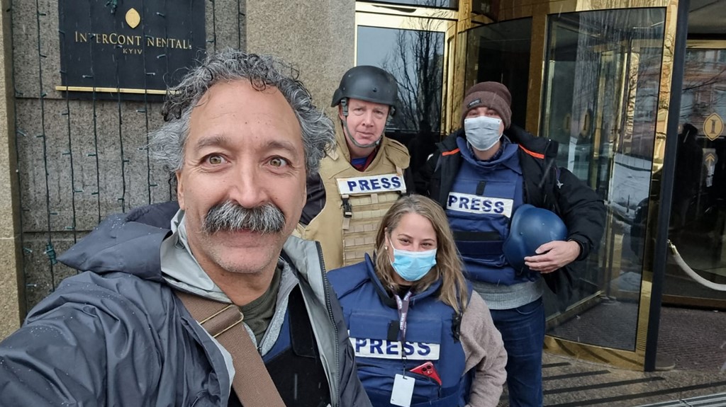 Esta imagem sem data, cortesia da Fox News, mostra o cinegrafista Pierre Zakrzewski (E) posando com colegas no Kyiv Intercontinental Hotel