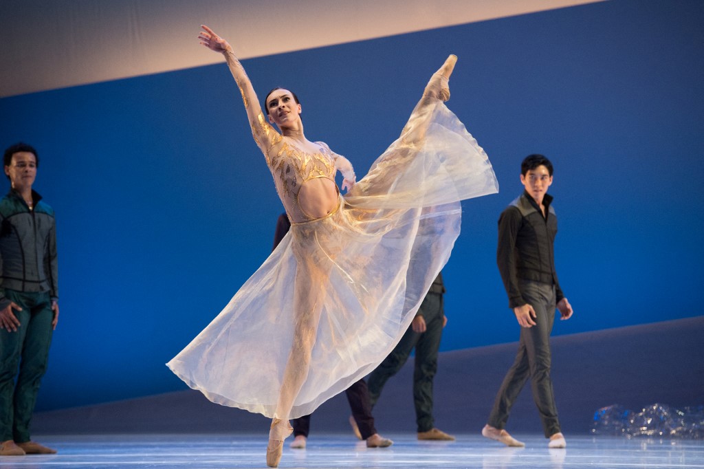 Nesta foto de arquivo tirada em 27 de dezembro de 2016, a dançarina russa Olga Smirnova se apresenta em "La Belle" (The Beautiful One), uma criação do dançarino e coreógrafo francês Jean-Christophe Maillot para o Ballet Monte-Carlo em Mônaco