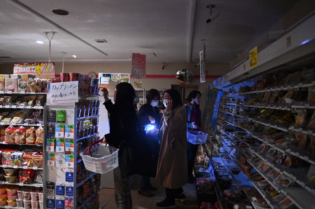 Pessoas em mercado após terremoto no Japão