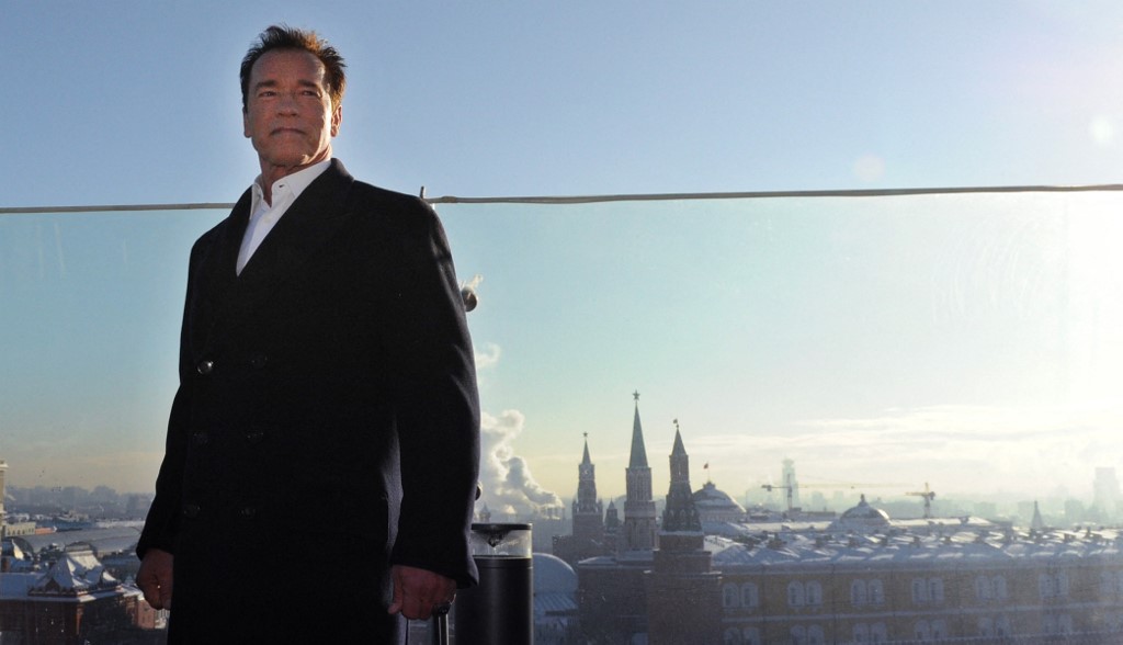 A estrela de filmes de ação dos EUA, Arnold Schwarzenegger,  posa para fotos, em 2013, no topo de um telhado de hotel nos arredores do Kremlin em Moscou