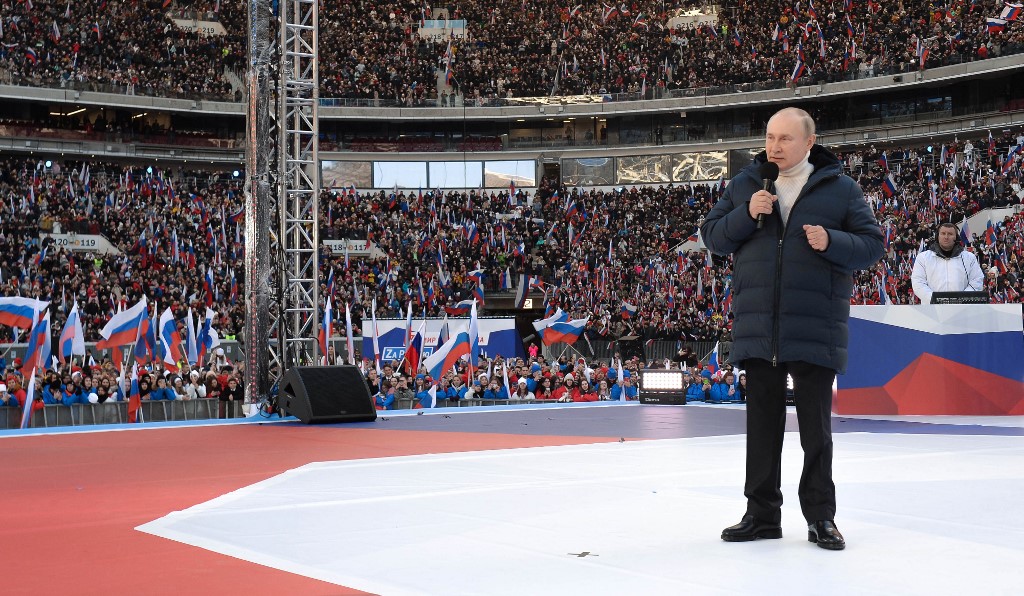 O presidente russo Vladimir Putin faz um discurso em um concerto que marca o oitavo aniversário da anexação da Crimeia pela Rússia no estádio Luzhniki em Moscou em 18 de março de 2022