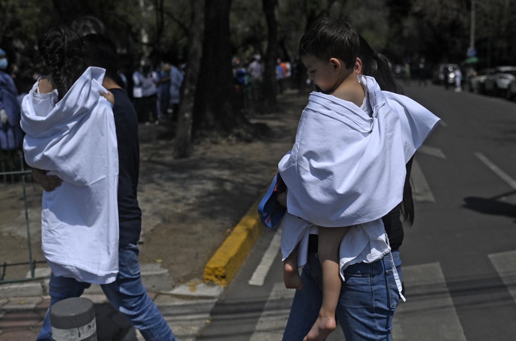 Pais evacuam crianças de um hospital na Cidade do México, em 18 de março de 2022, após um tremor causado por um terremoto no sul do México