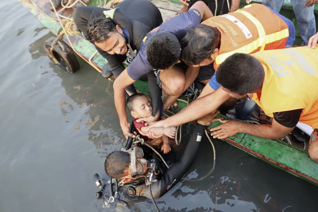 Naufrágio de uma balsa em Bangladesh