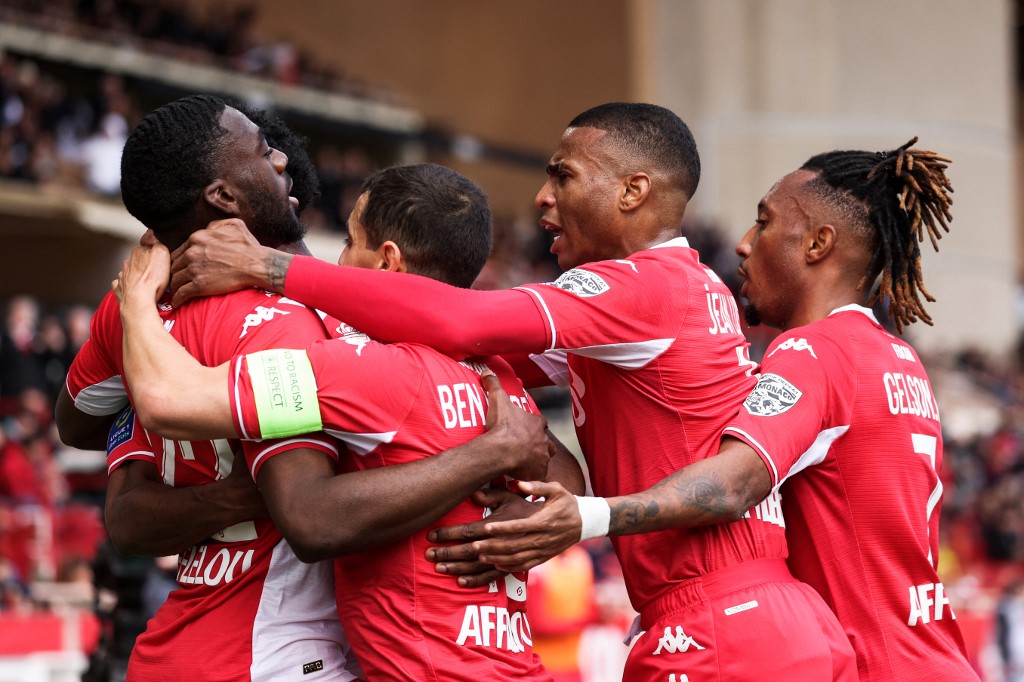 Jogadores do Monaco comemoram um dos gols da vitória sobre o PSG