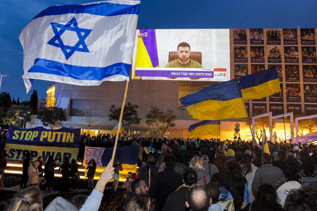 Volodimir Zelensky, pediu nesta, quarta-feira (23), aos cidadãos do mundo que se manifestem contra a invasão russa a seu país