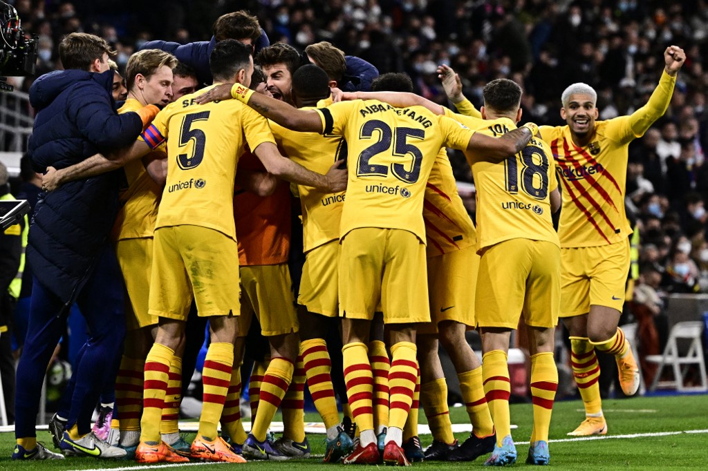 Atletas do Barcelona comemoram goleada sobre o Real Madrid