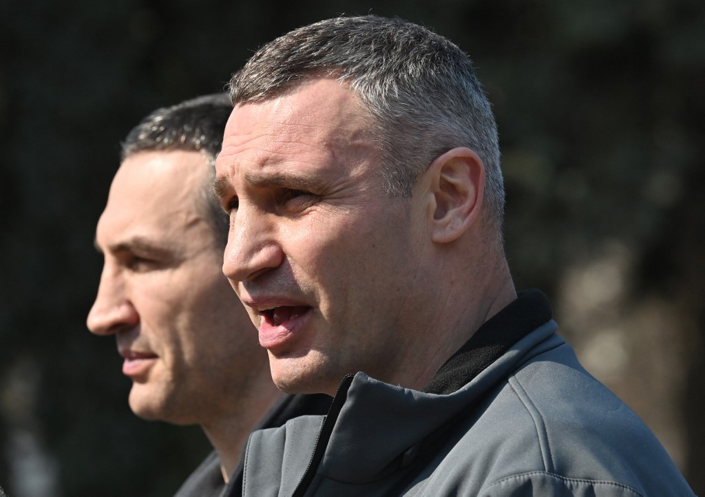 O prefeito de Kiev, Vitali Klitschko, discursa em uma coletiva de imprensa em frente ao monumento dedicado ao protetor da cidade, Arcanjo Gabriel, com seu irmão Volodymyr em Kiev, em 23 de março de 2022