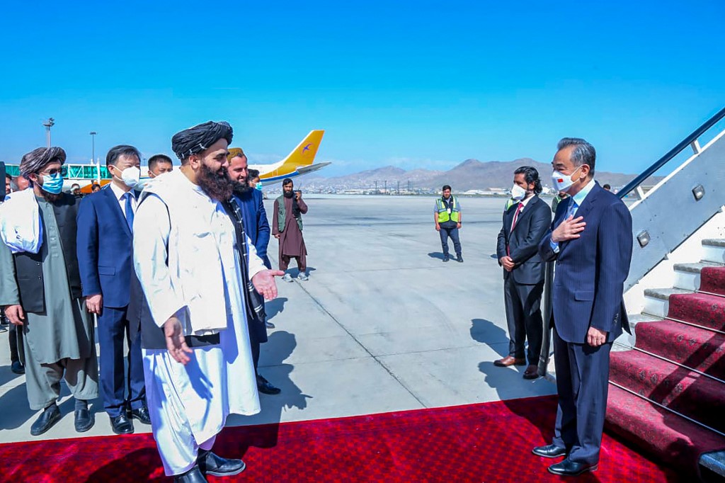 Foto divulgada pelo Ministério das Relações Exteriores do Talibã mostra o Ministro das Relações Exteriores do Talibã Amir Khan Muttaqi (E) cumprimentando o Ministro das Relações Exteriores da China Wang Yi (D) após sua chegada ao aeroporto de Cabul em Cab