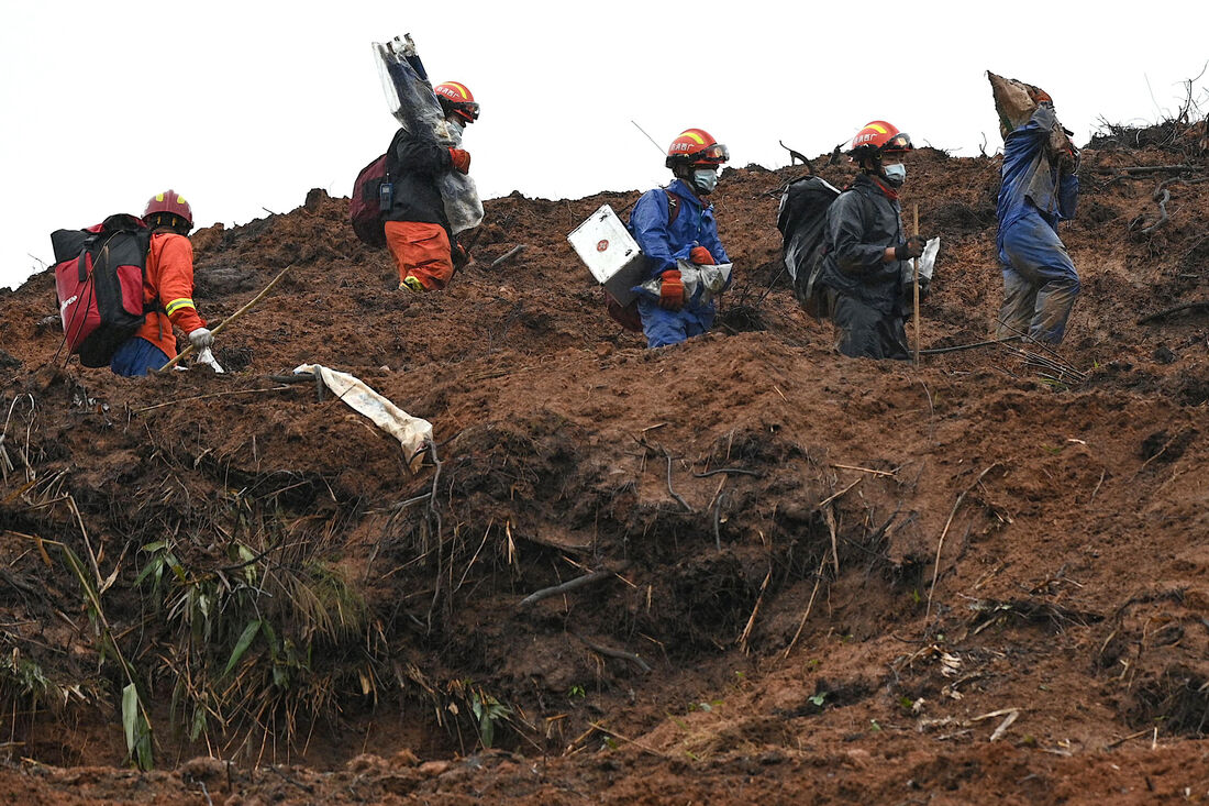 Equipes de resgate em trabalho no local da queda do avião