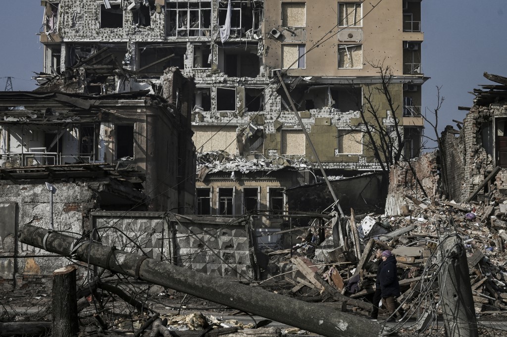 Casas destruídas por bombardeios em Kharkiv em 25 de março de 2022, durante a invasão militar da Rússia lançada na Ucrânia. Ataques russos contra uma instalação médica em Kharkiv em 25 de março de 2022 mataram pelo menos quatro civis e feriram vários outr