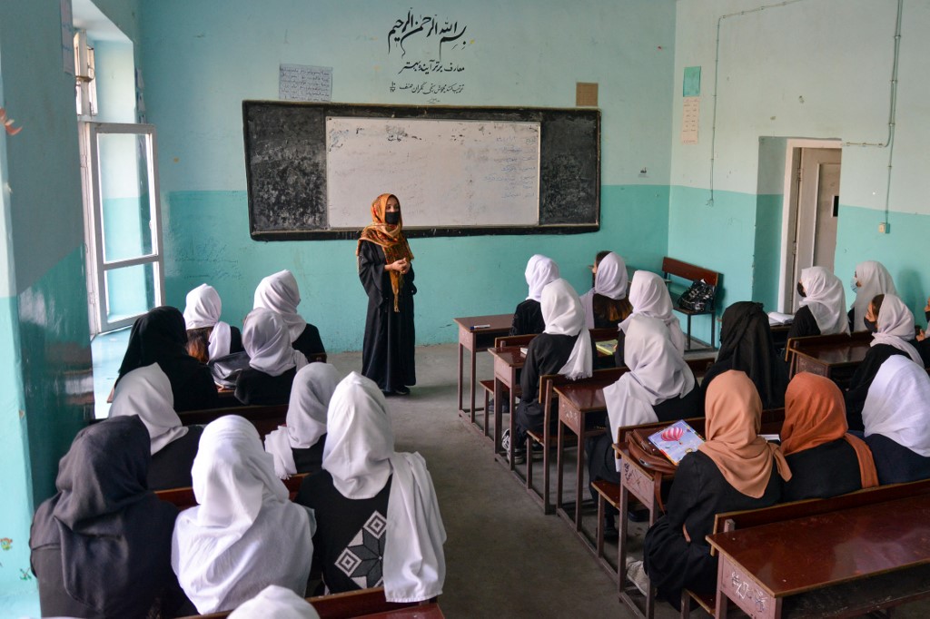 Meninas assistem a uma aula após a reabertura da escola em Cabul. Os EUA cancelaram as negociações planejadas em Doha com o Talibã depois que os governantes islâmicos radicais do Afeganistão fecharam escolas secundárias para meninas em 23 de março de 2022