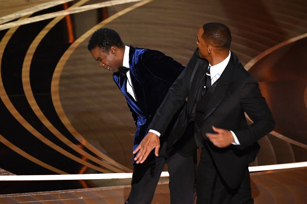 Will Smith dá um tapa em Chris Rock durante a cerimônia do Oscar