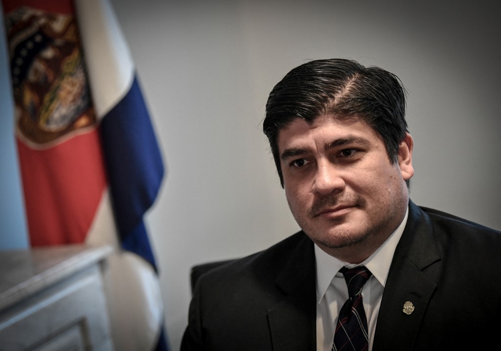 O presidente da Costa Rica, Carlos Alvarado, posa durante uma sessão de fotos na embaixada da Costa Rica em Paris, em 31 de março de 2022