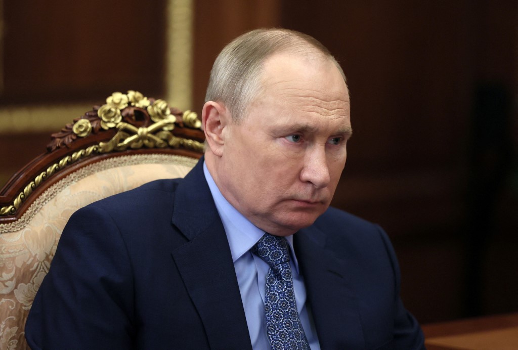 Nesta foto de arquivo tirada em 30 de março de 2022, o presidente russo Vladimir Putin se reúne com o chefe regional da Inguchétia no Kremlin em Moscou