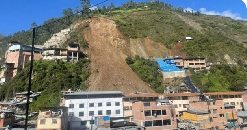 Deslizamento de terra em no povoado de Retamas, no distrito de La Libertad, no Peru