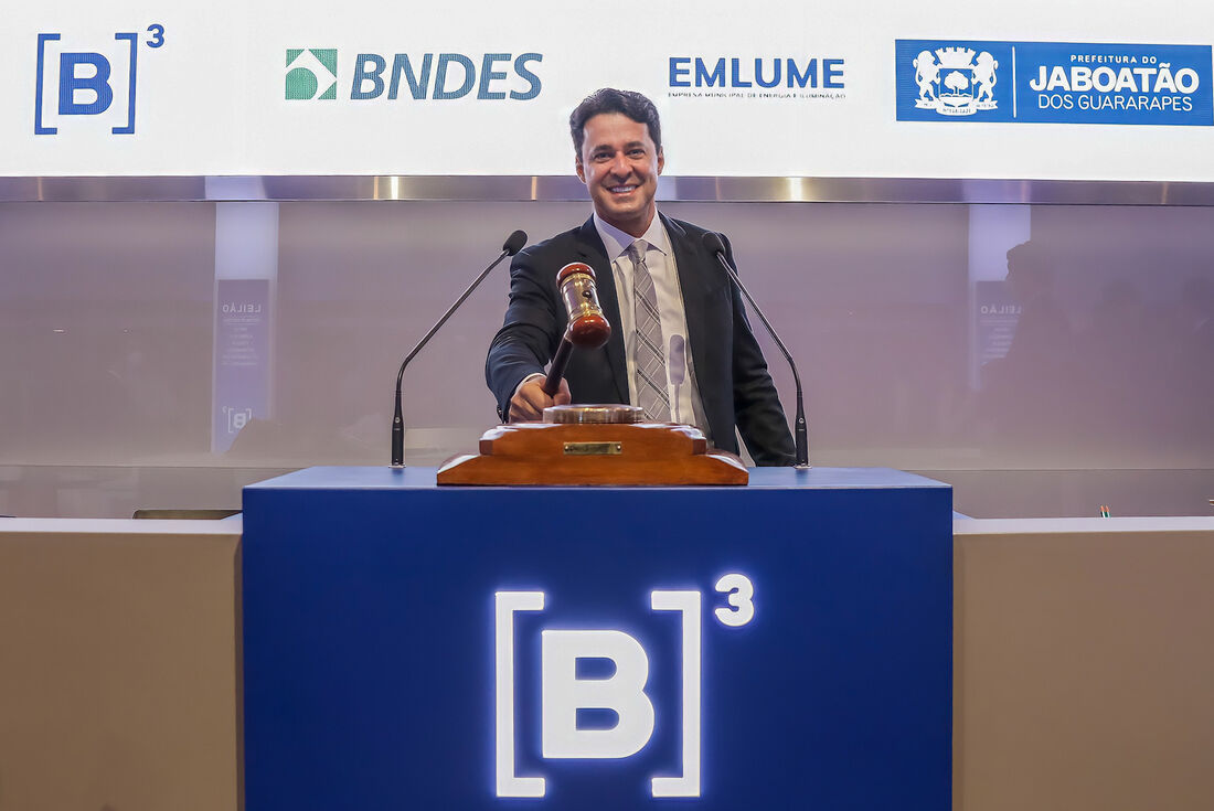 Prefeito de Jaboatão dos Guararapes, Anderson Ferreira, em leilão de iluminação pública