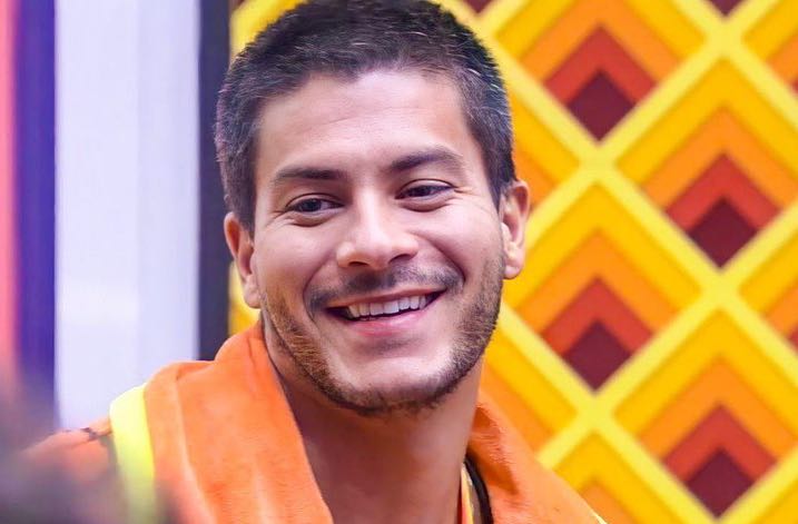 Arthur Aguiar, cantor e ator, participante do BBB22