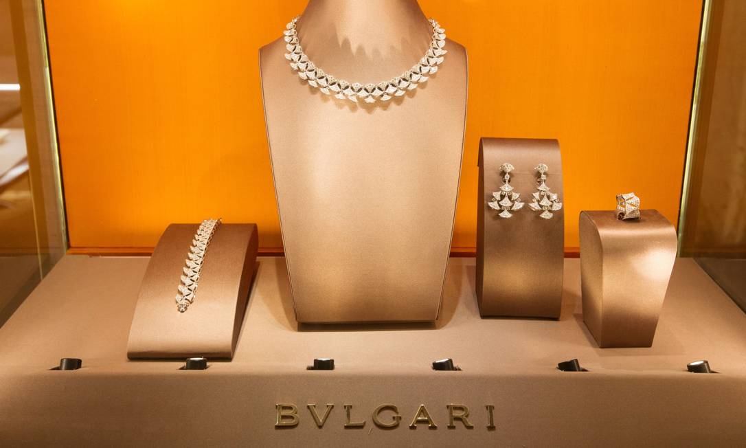 Jóias de luxo estão expostas na vitrine da butique Bulgari SpA, em Moscou