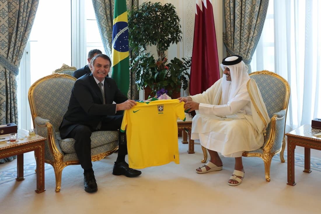 Bolsonaro entrega camisa da seleção brasileira a Sua Alteza o Xeique Tamim Bin Hamad Al Thani