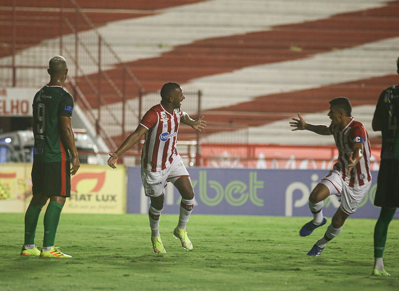 Robinho comemora gol diante do Salgueiro