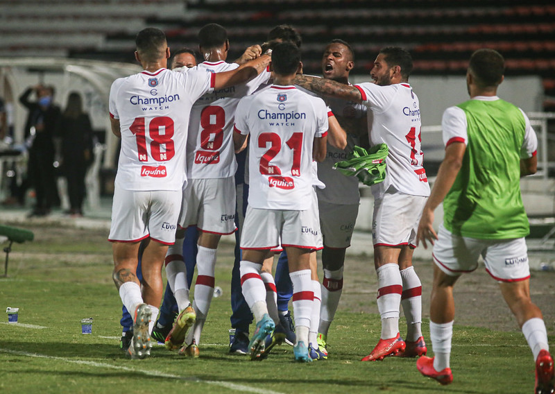 Náutico comemora gol marcado contra o Santa Cruz