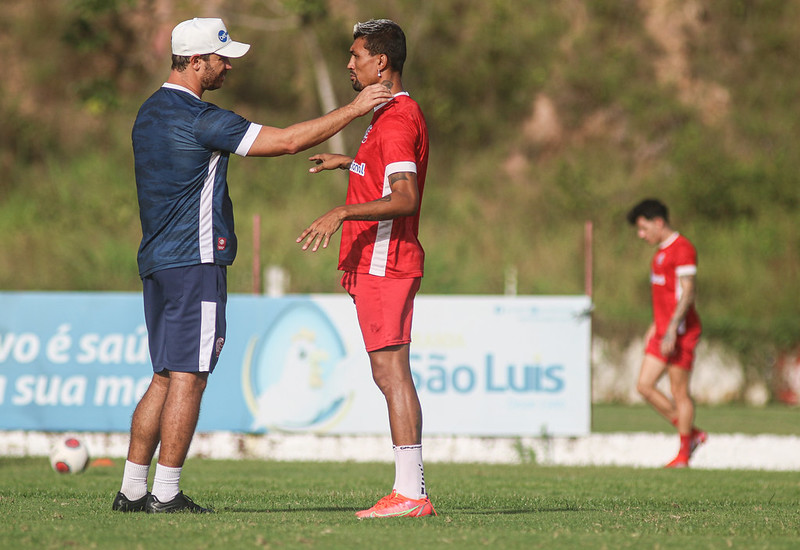 Kieza, atacante do Náutico, em conversa com o técnico Felipe Conceição 