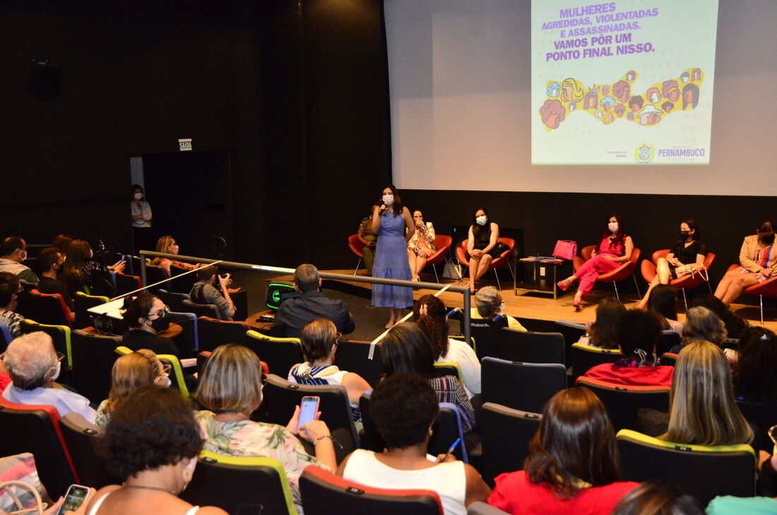 A secretária da Mulher de Pernambuco, Ana Elisa Sobreira, apresenta as ações 