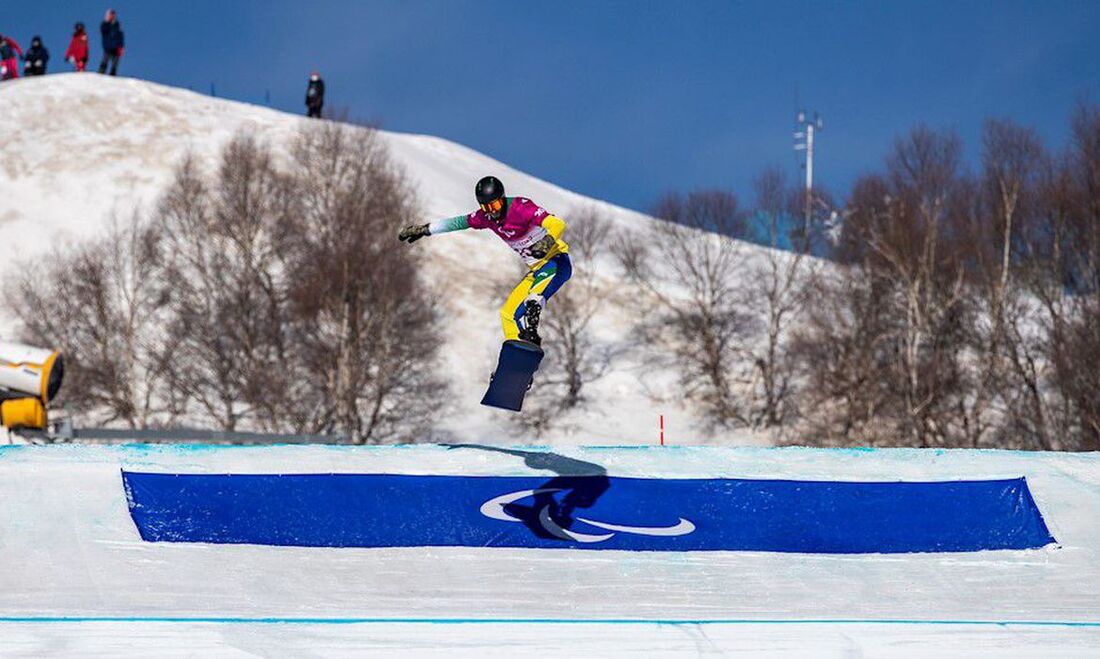 Brasileiro André Babieri ficou na 13ª posição no snowboard paralímpico