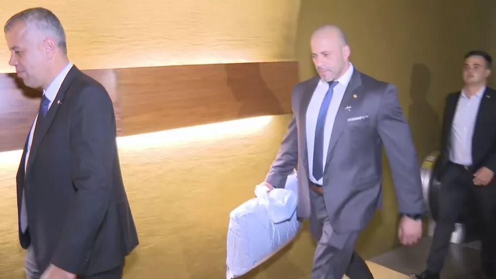 Daniel Silveira voltando para o gabinete com o travesseiro depois de desistir de dormir no plenário