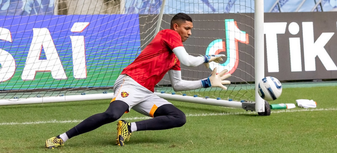 Mailson durante aquecimento na Arena Fonte Nova