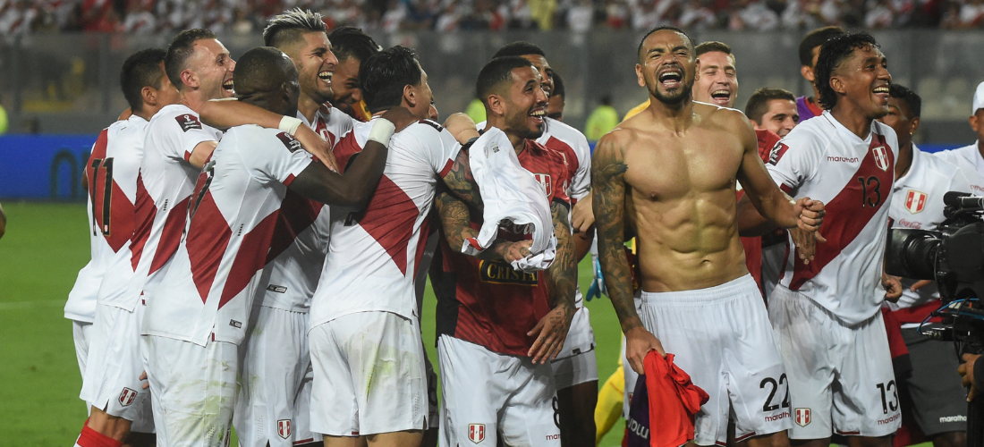 Jogadores peruanos comemorando a vitória diante do Paraguai