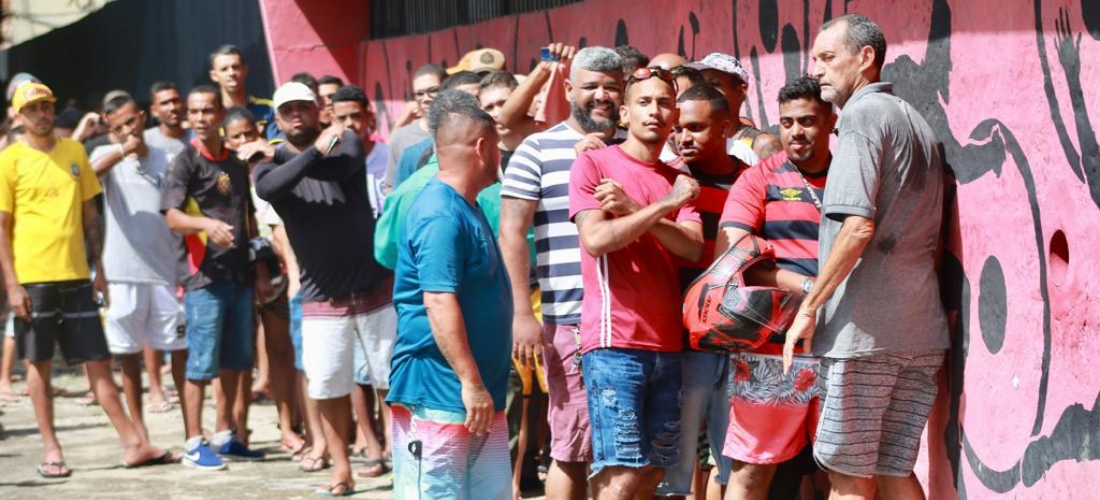 Torcida do Sport nas bilheterias da Ilha do Retiro 