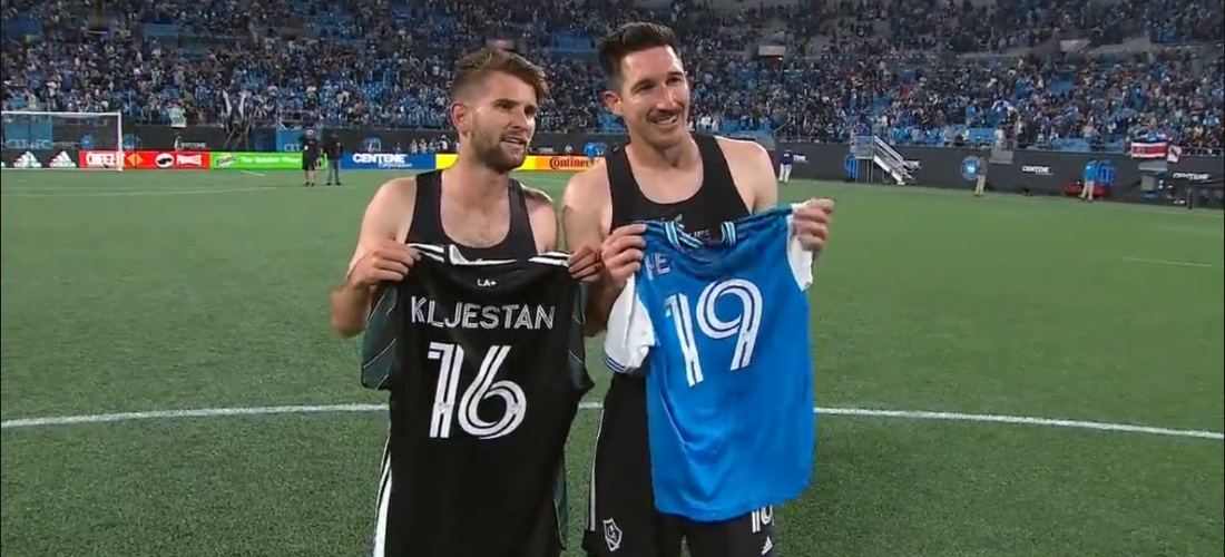 Troca de camisas entre Chris e Klejstan ao final da partida