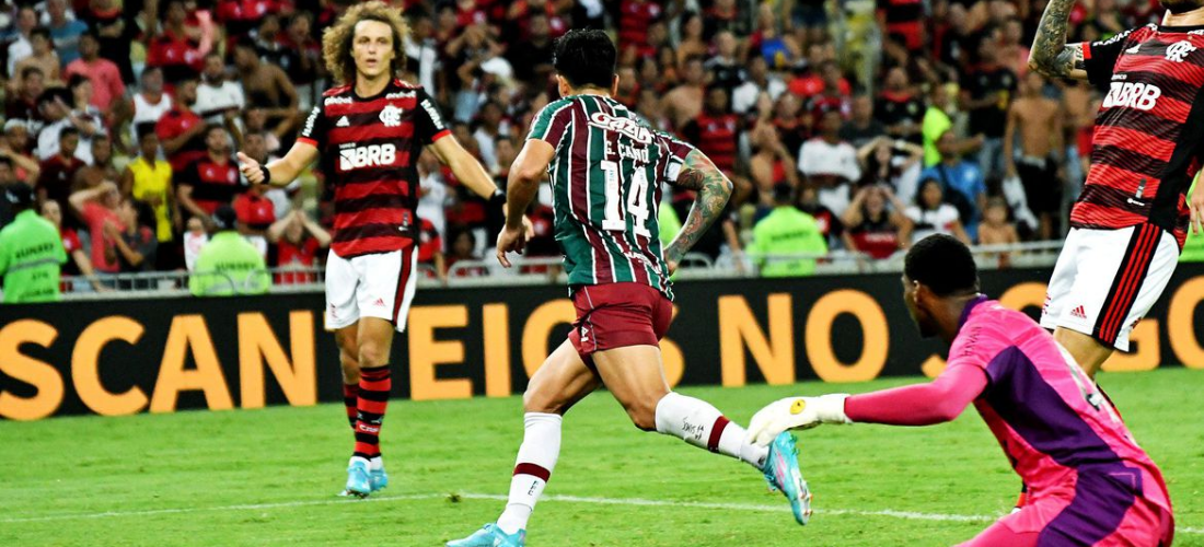 Atacante Cano comemorando um dos gols na vitória do Fluminense