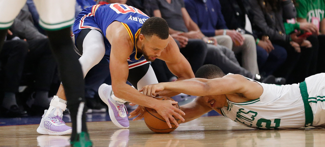 Após lance de Marcus Smart, Stephen Curry se machuca e será desfalque por tempo indeterminado