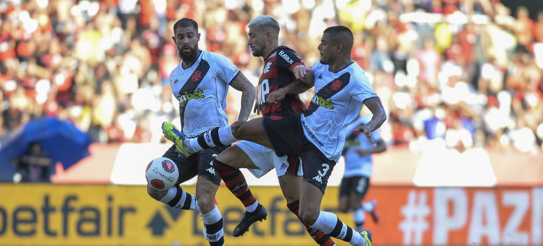 Jogadores de Vasco e Flamengo disputando a bola no último encontro dos times