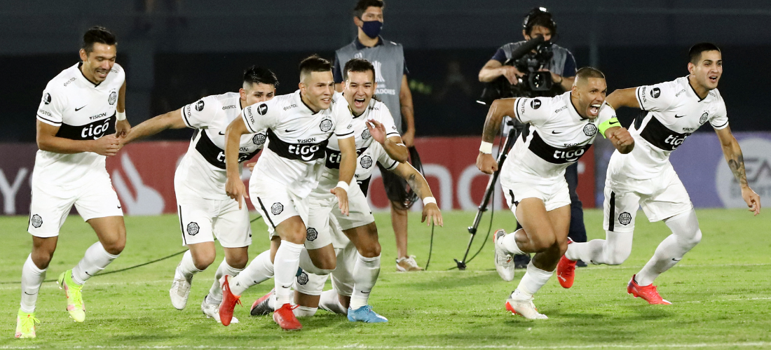 Comemoração dos jogadores do Olimpía após vitória nos pênaltis