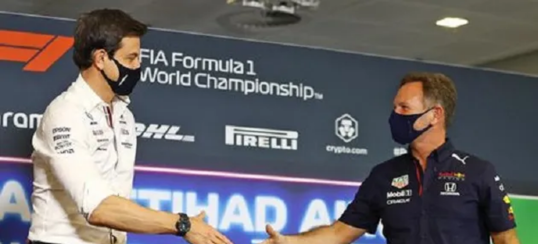 Toto Wolff (esquerda) e Christian Horner (direita) são os principais chefes da F1