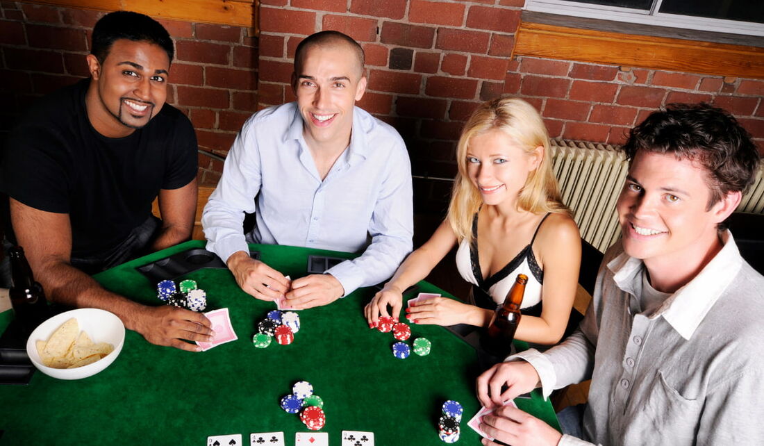 Jovens Amigos Jogando Poker Festa Casa Jogar Jogos Diversão