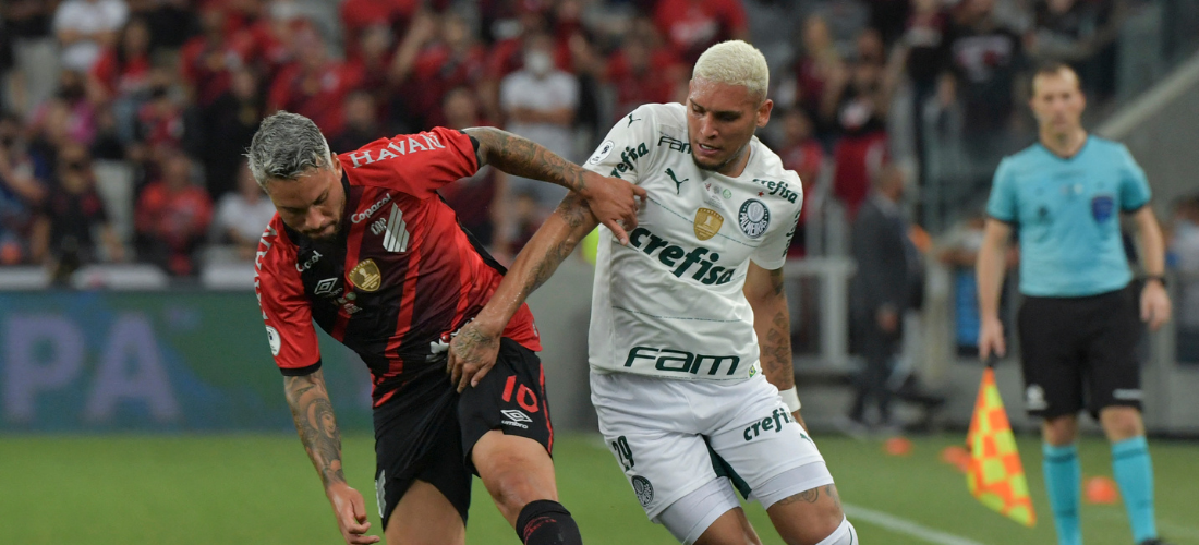 Jogadores do Palmeiras e Athletico numa disputa de bola no primeiro jogo da final 