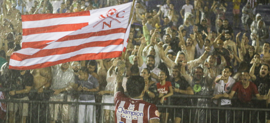 Jean Carlos comemorando a classificação com a torcida alvirrubra