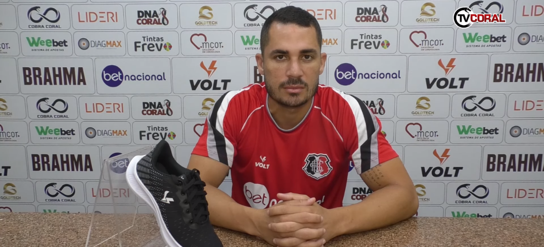 Volante Elyeser é uma dos nomes que disputa pela titularidade no elenco de Leston Jr.